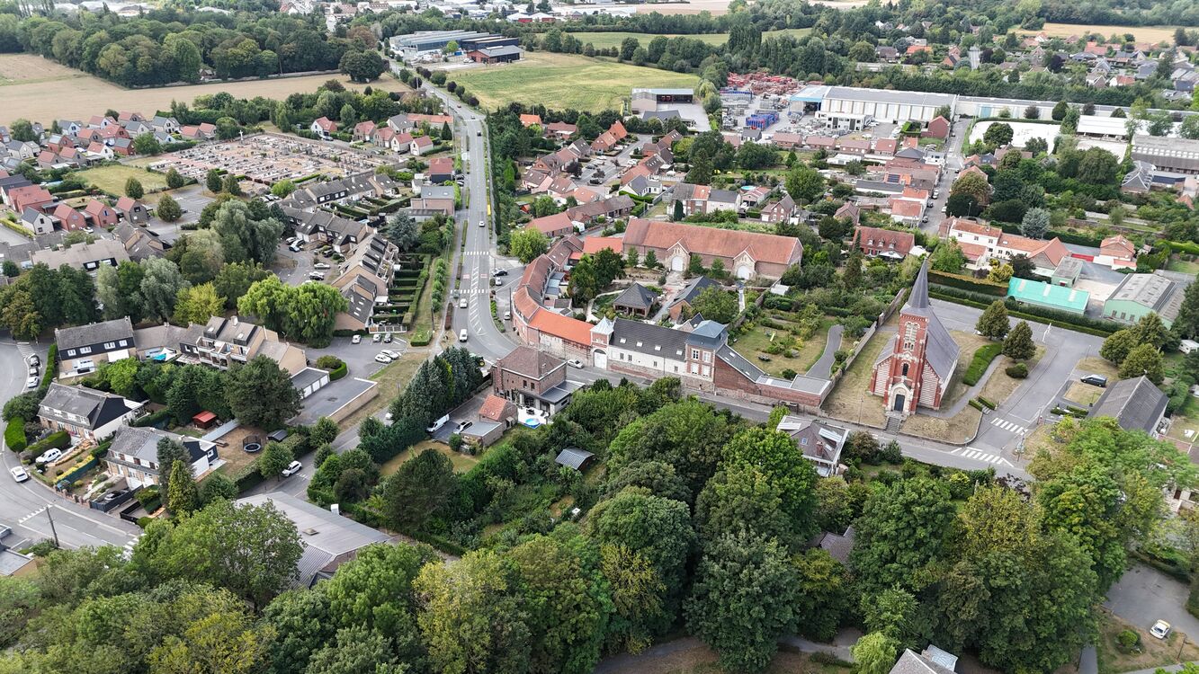 Vue de la commune de Saultain au lever du jour